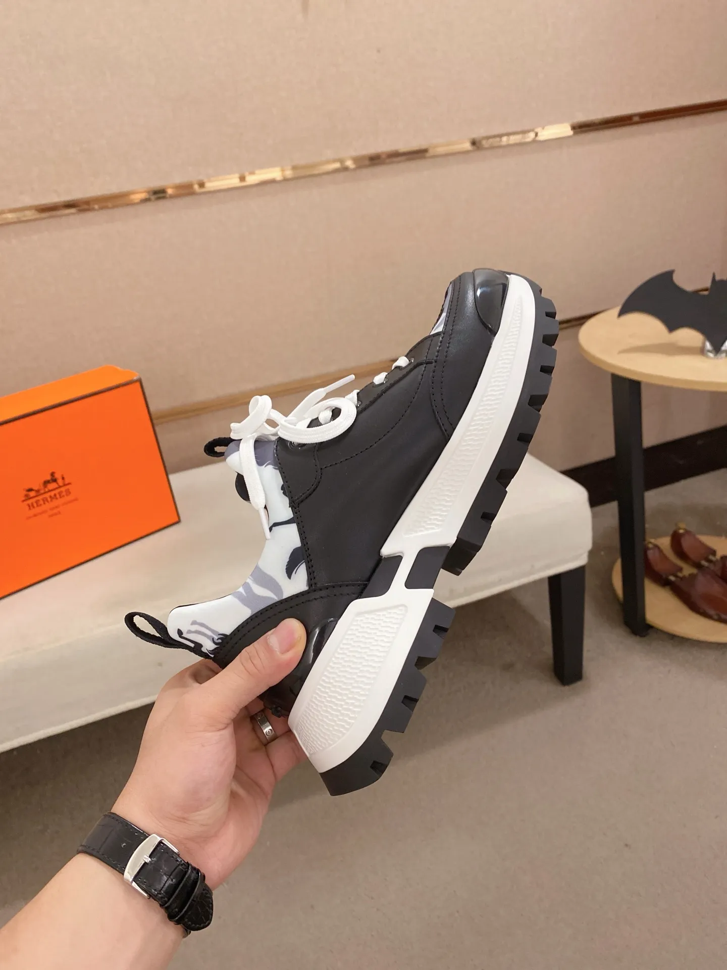 Men's clothing and shoes💰: 600💰《HERMES》【Classic original order·Version】Hermès; top 🔝purchasing agent🔍🔍men's latest 🇺🇸 counter sales simultaneously, imported from Italy original ▲▲cowhide ▲▲ (high-end, nobility, class) ) Exquisite workmanship (Italian 🇮🇹 imported water-dyed 🐂 cowhide lining) sole: original sole provided by the original factory, ⚠️exclusive double-layer activity·TPR·rubber·combined molded outsole; super comfortable·wear-resistant·non-slip·environmental protection The real thing is more beautiful if you take the real thing (high quality, follow the order). You can enter and exit the counter at will * Number of yards: 38-44 (can be customized 45-46, non-returnable)